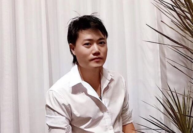 是真的很愛(ài)美發(fā)這行，才會(huì)投入大把時(shí)間和金錢(qián)