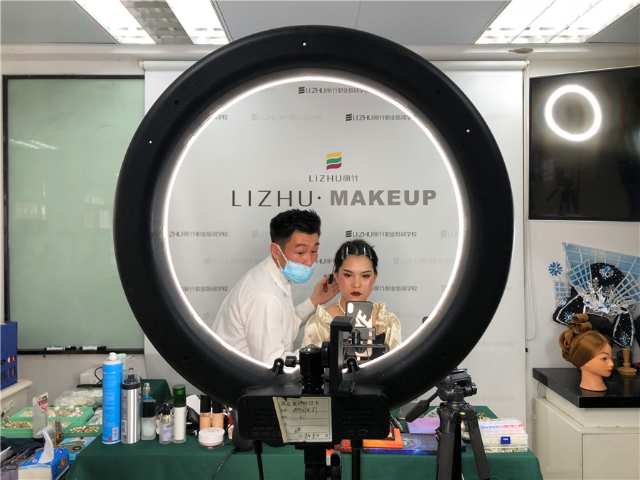 麗竹化妝課程抖音直播教學(xué)，大獲歡迎