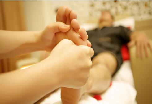怎么進(jìn)行足底按摩？南寧美容學(xué)校送教程