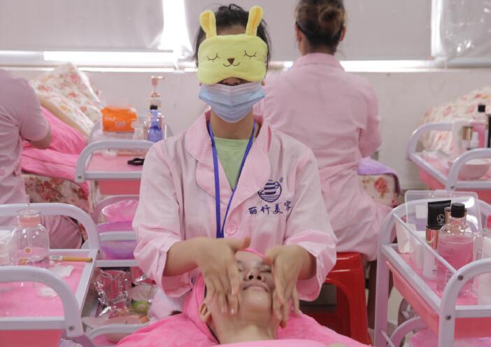 南寧美容學(xué)校：這是不是你想象中的美容師？