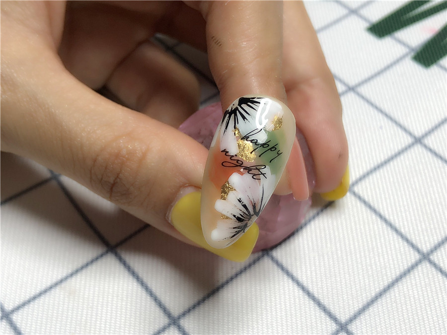 南寧美甲學(xué)校：指間開花，花開半夏