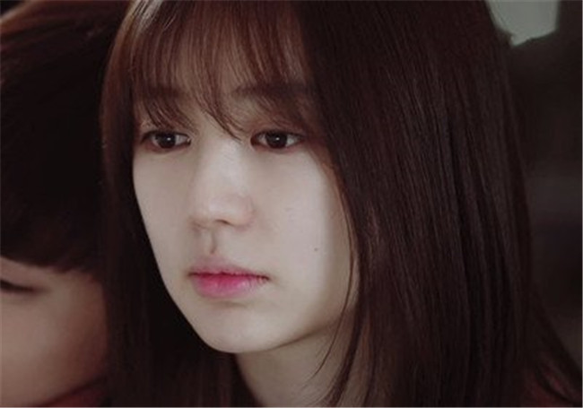 南寧化妝學(xué)校：花瓣咬唇妝，秒變水潤(rùn)透白