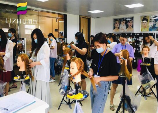 南寧化妝學校：攻破編發(fā)難題