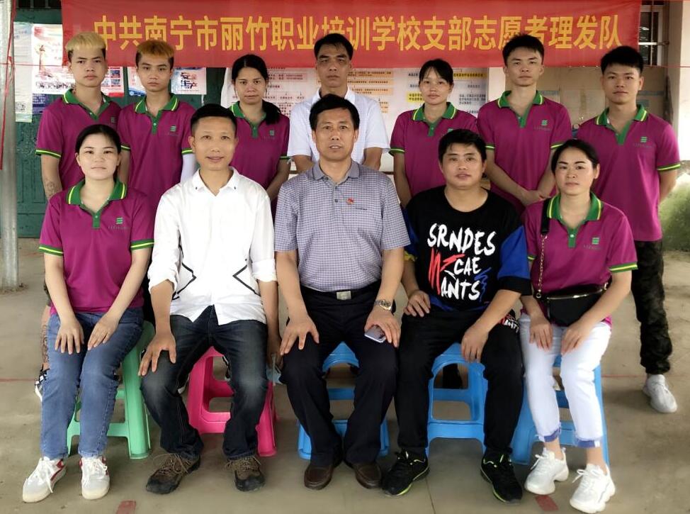 中共麗竹學(xué)校支部志愿者到壇洛進(jìn)行義剪活動(dòng)