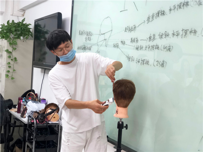 南寧美發(fā)課堂：360度男發(fā)手法演練，輕松攻破剪發(fā)難題