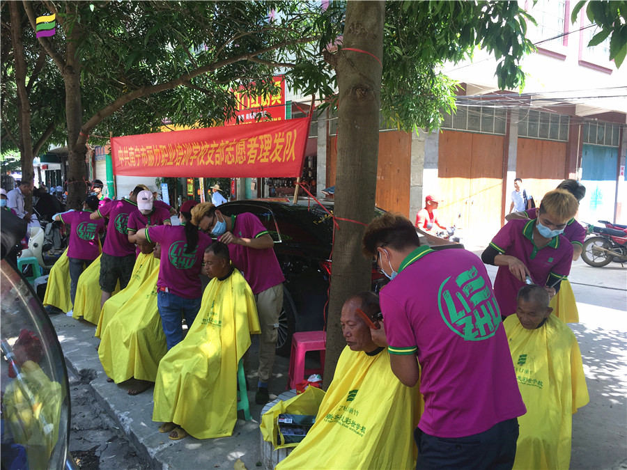 1595901376195063.jpg 20200723雙橋鎮(zhèn)宣傳理發(fā)活動.jpg