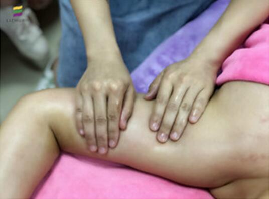 淋巴排毒的手法演練，南寧美容培訓(xùn)學(xué)校課堂實(shí)況