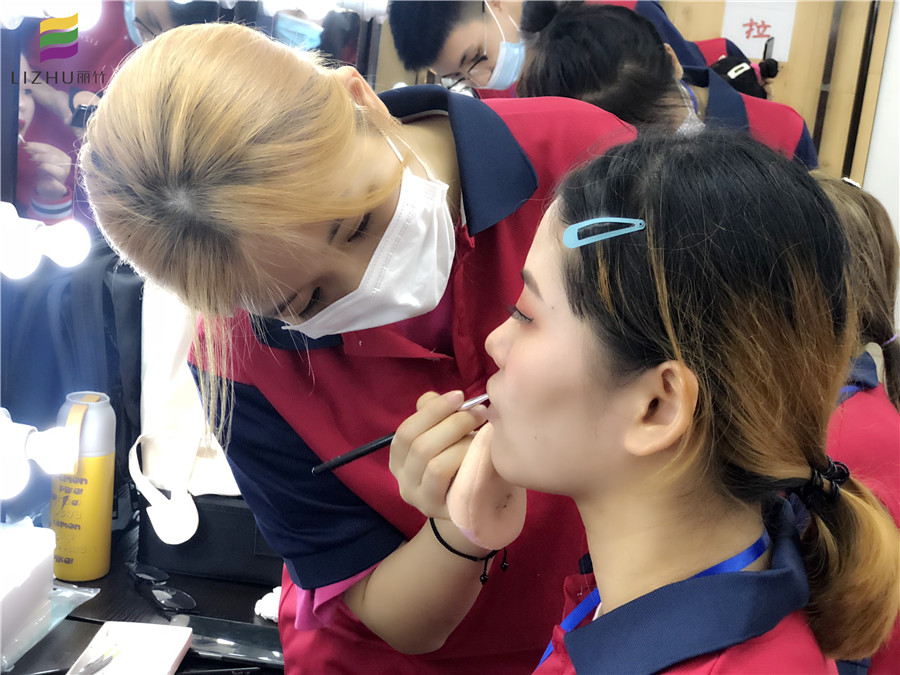 南寧化妝課堂：為美麗上色的人