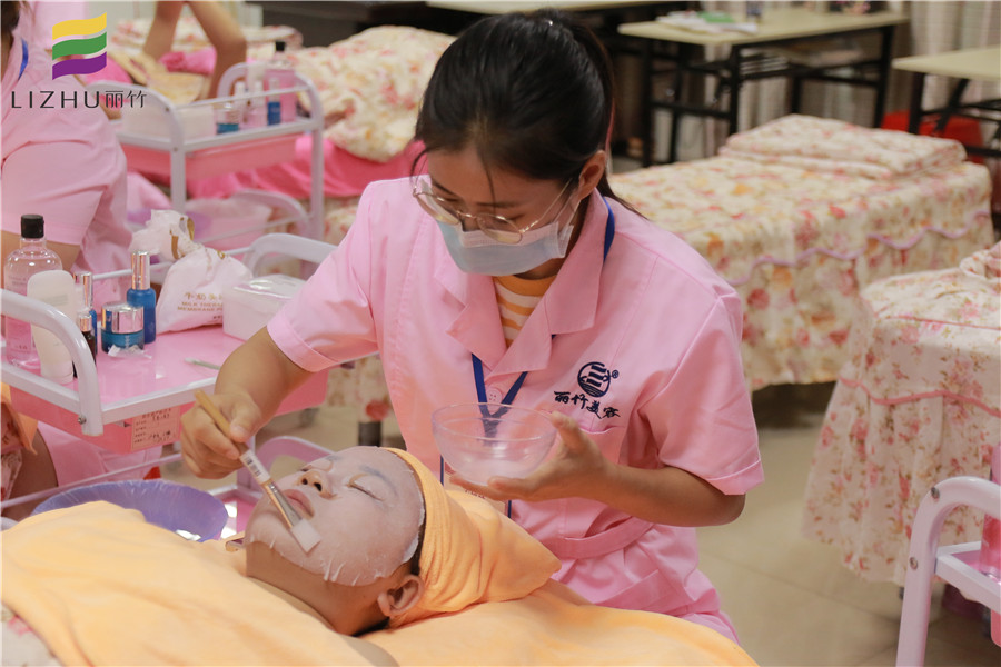 南寧美容學校：美容學員們的yi天