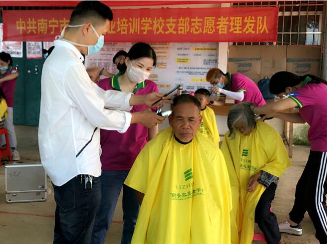 你笑起來真好看，像春天的花一樣