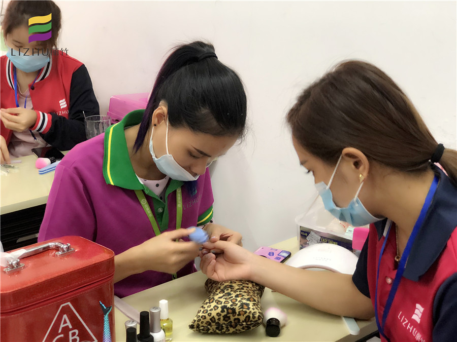 廣西美甲學(xué)校：修磨甲片的技巧