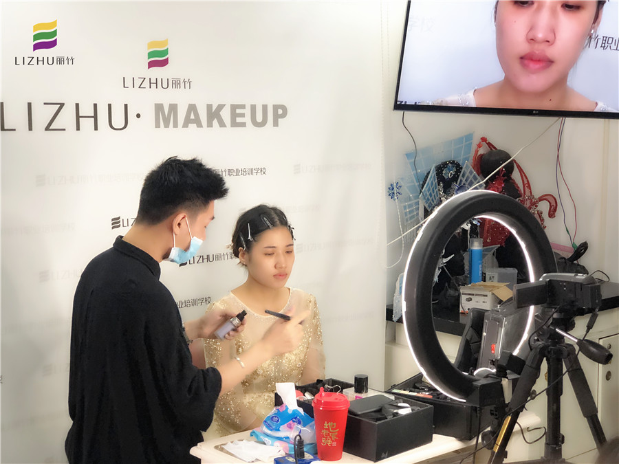 廣西彩妝學(xué)校：快看！畫真人了！