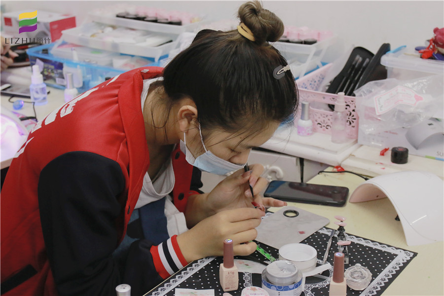 廣西美甲學(xué)校：美甲你的副業(yè)退路