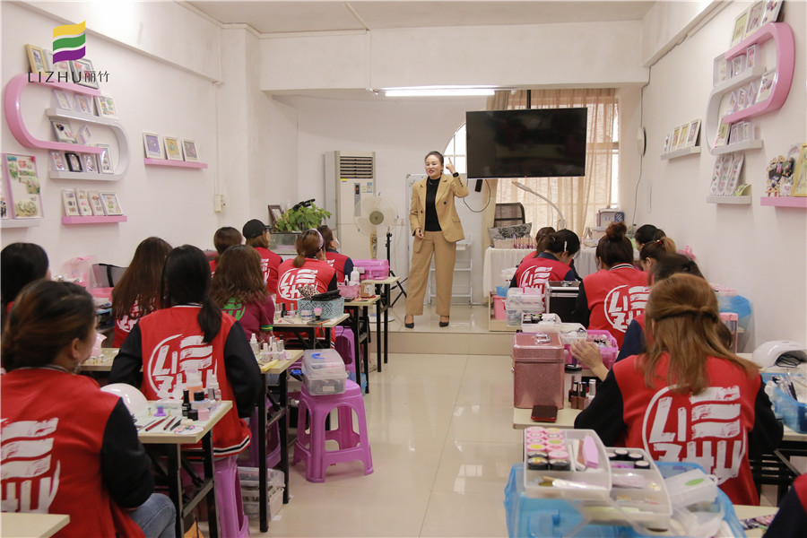 吶！麗竹學(xué)校美甲班的就業(yè)宣講來啦