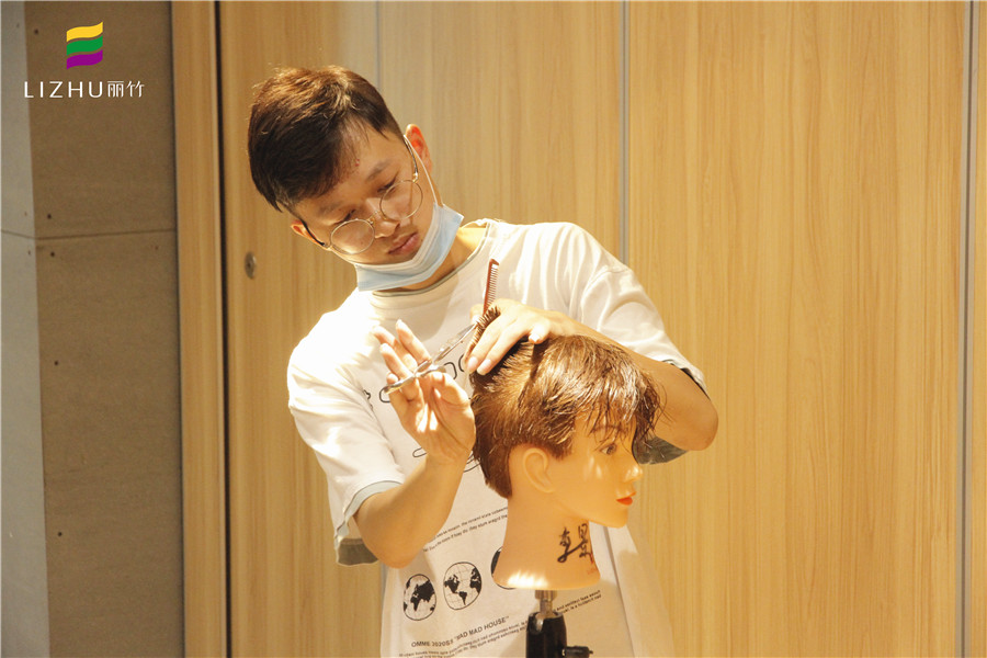 廣西美發(fā)學(xué)校：剪發(fā)在于勤學(xué)苦練