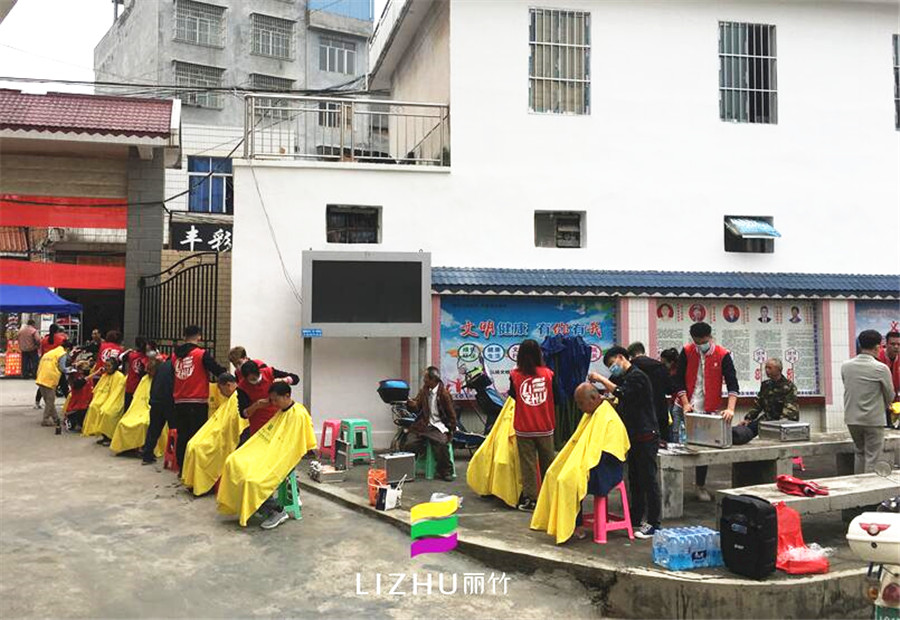 美發(fā)學校實踐：學習雷鋒，好榜樣