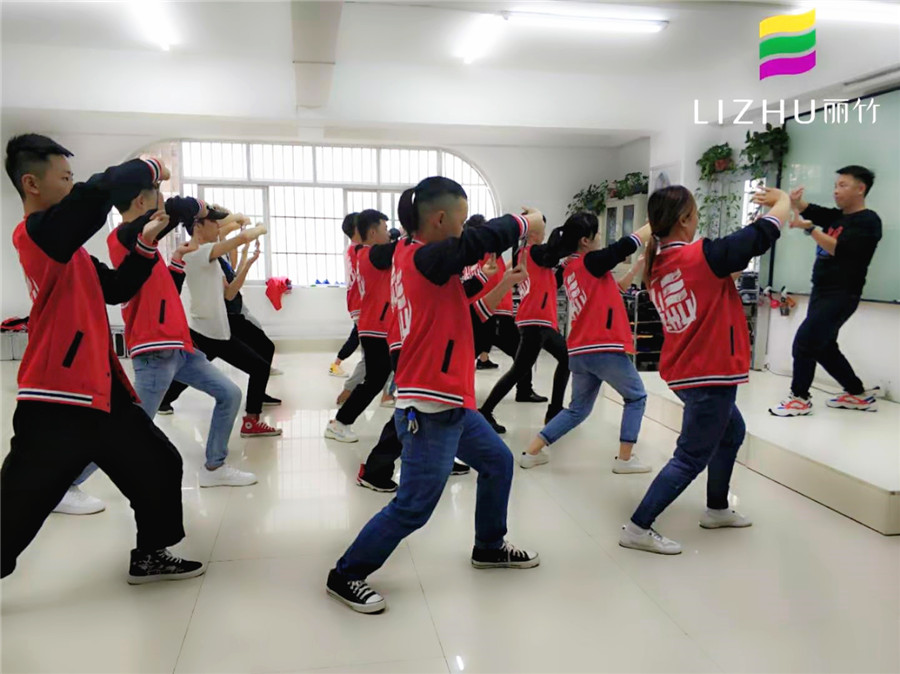 發(fā)型修剪的標(biāo)準(zhǔn)站姿及手勢(shì)訓(xùn)練