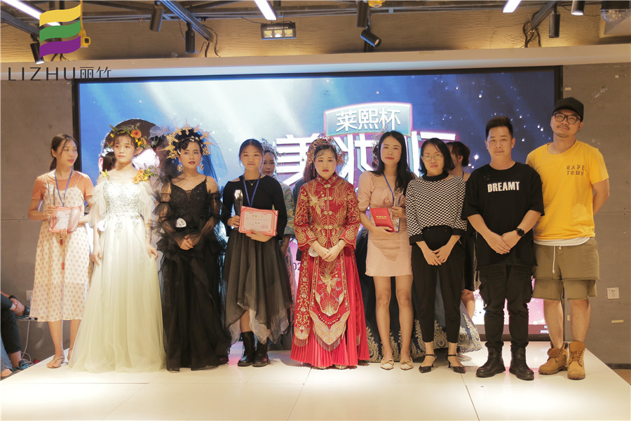 化妝學員感言：化妝美甲“兩手抓”