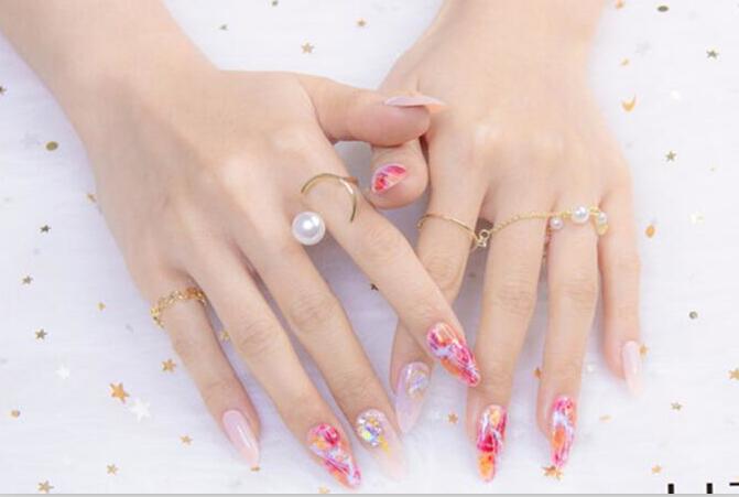 彩繪暈染美甲，南寧正規(guī)美甲培訓學校作品