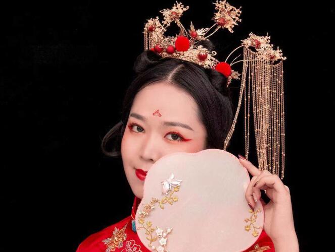 南寧化妝學(xué)校彩妝作品 中式秀禾新娘造型