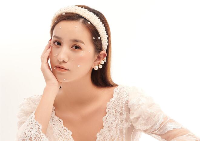 南寧正規(guī)化妝學(xué)校彩妝作品：甜美清透妝容