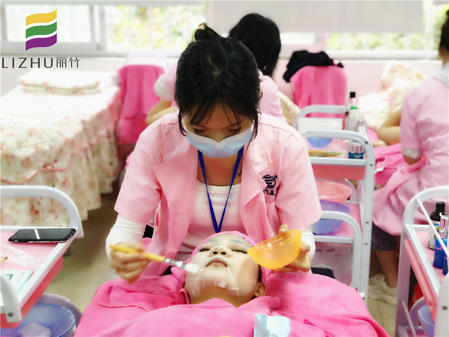 關(guān)注春季補水戰(zhàn)，看看南寧美容哪家教學好