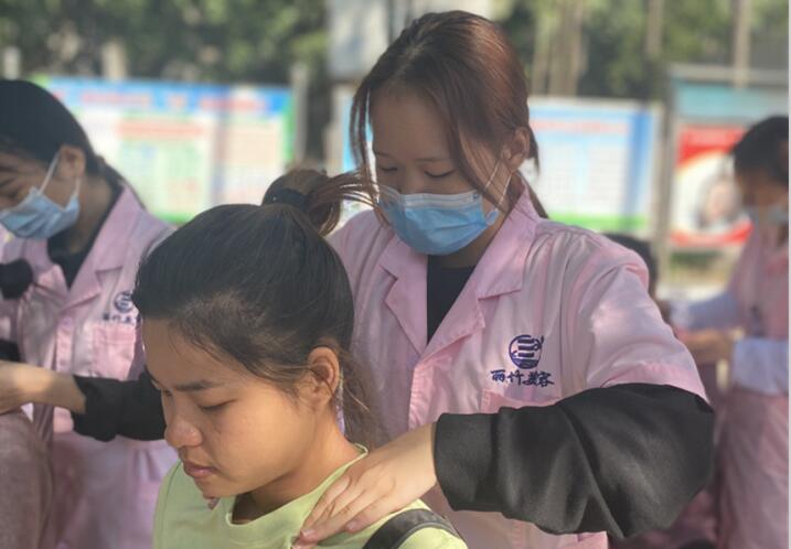 廣西美容培訓(xùn)中心學(xué)員感言：亦師亦友亦親人