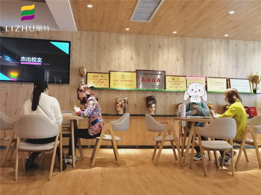  與其當(dāng)閑魚(yú)，不如學(xué)技能！南寧美容美發(fā)培訓(xùn)學(xué)校歡迎你