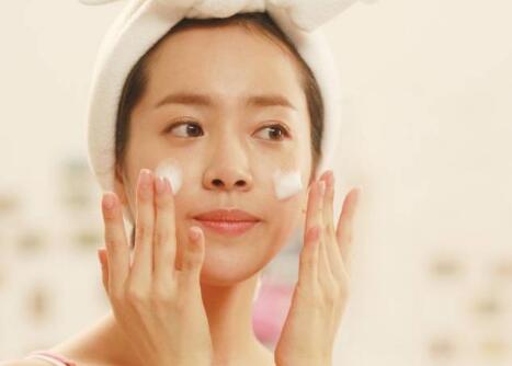 快來和廣西美容學校學習午間護膚美容技巧