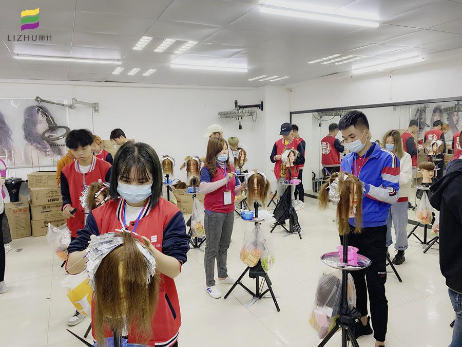 南寧出名的美發(fā)學(xué)校教你實用錫紙燙發(fā)教程