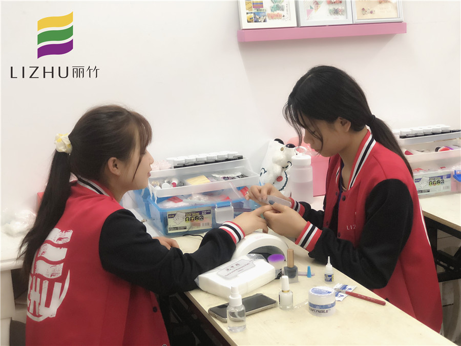 看了這份甲教程，會(huì)知道南寧美甲學(xué)校哪家好