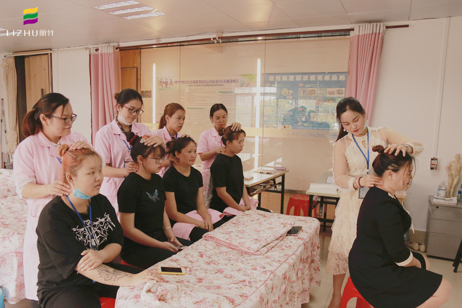 常見中醫(yī)推拿手法，廣西美容學(xué)校為你演示