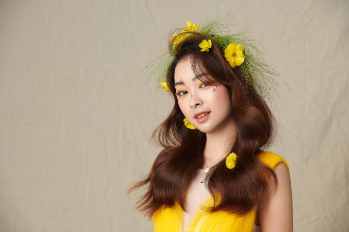 輕氧花漾披發(fā)造型，帶你去看南寧化妝學(xué)校哪家好