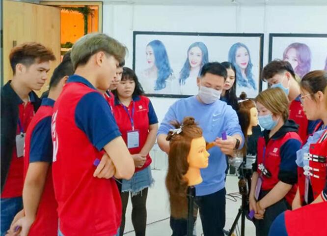 廣西美發(fā)學(xué)校時(shí)尚電棒造型班開課，學(xué)員爆滿