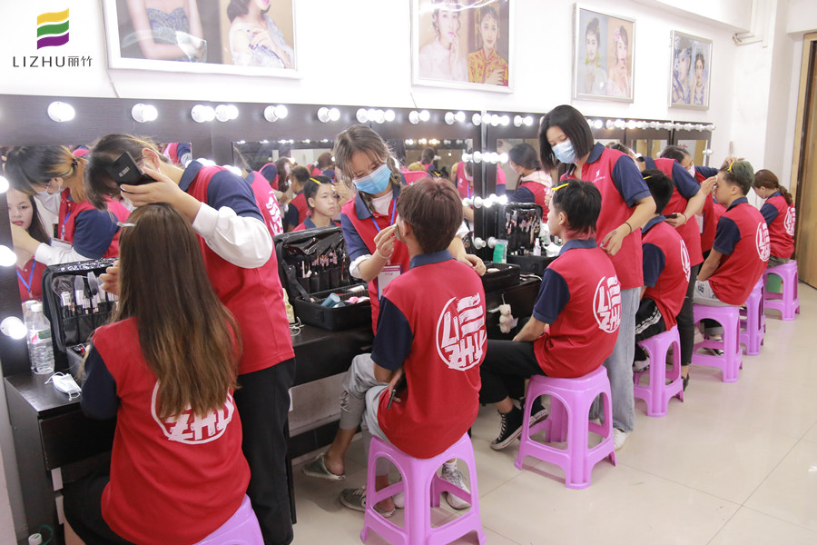 看看她們的課堂，感受廣西化妝培訓(xùn)哪家專業(yè)