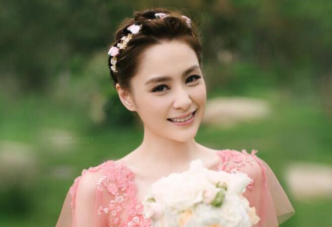 和廣西熱門彩妝學校學伴娘妝的畫法吧