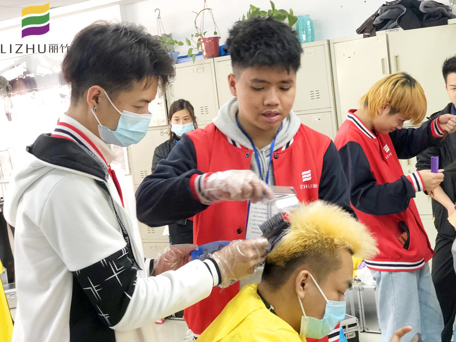 來南寧美發(fā)培訓(xùn)班，學(xué)專業(yè)染發(fā)技術(shù)