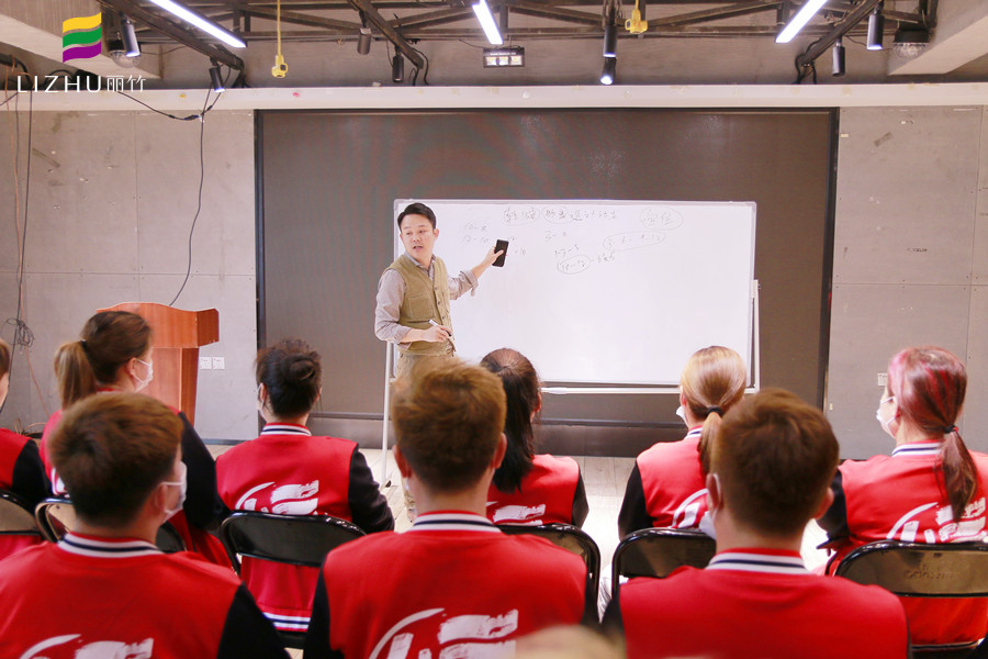 乾健·形象設(shè)計(jì)沙龍招人啦！廣西美發(fā)學(xué)校為你解決就業(yè)之憂