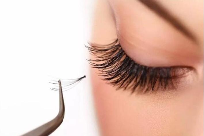 嫁接睫毛紅腫怎么辦？南寧美睫學校來幫你
