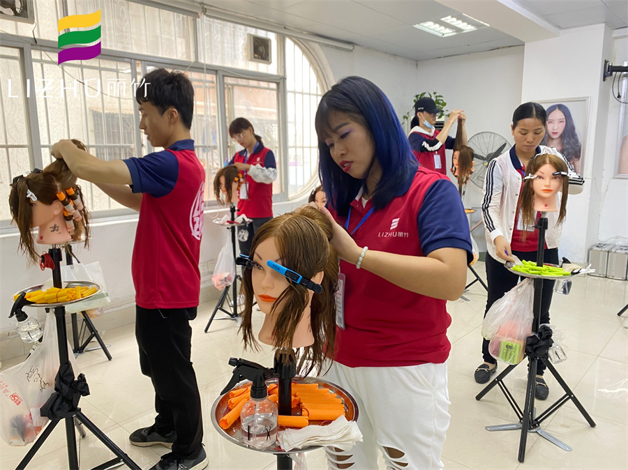 南寧學美發(fā)哪里的學費便宜？南寧美發(fā)學校哪里比較專業(yè)？