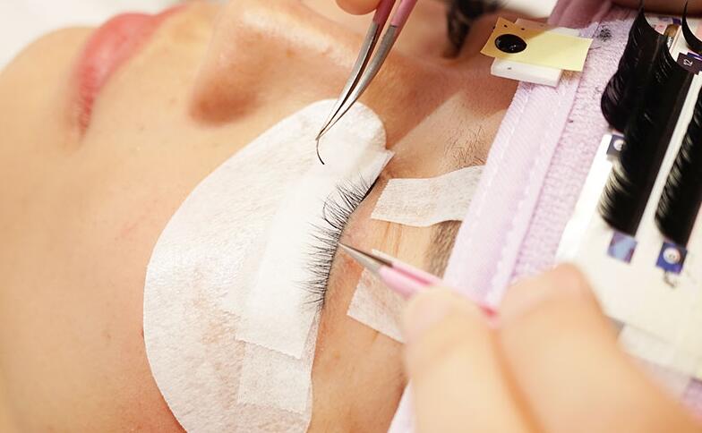 做完美睫為什么要補眉毛？去南寧美睫學(xué)校聽聽課