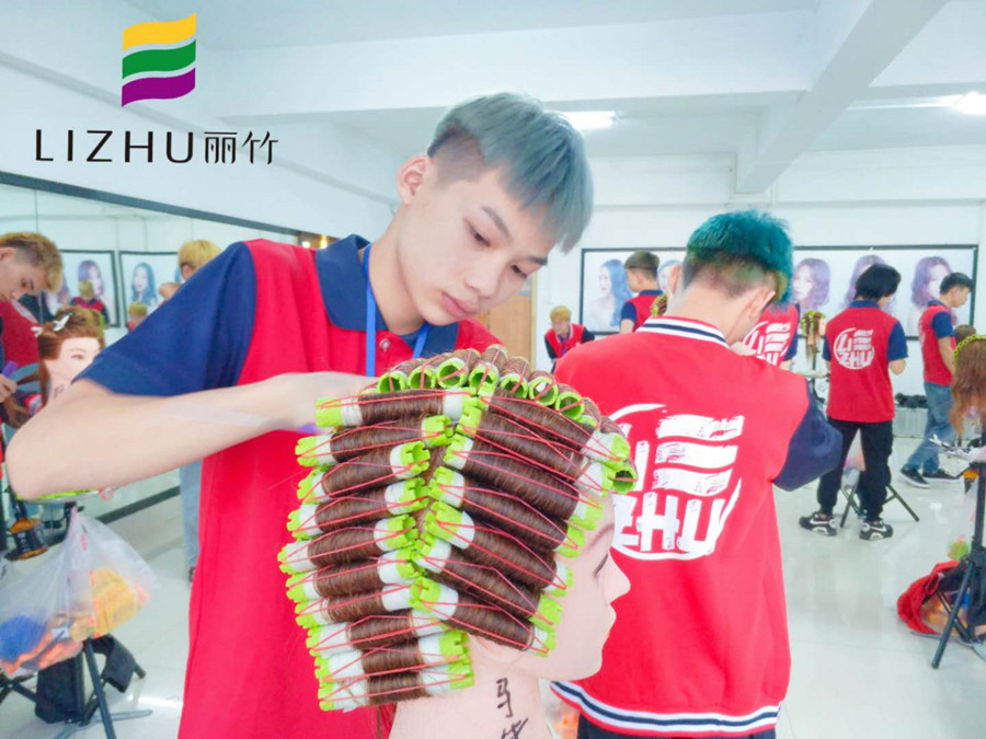 廣西美發(fā)師培訓(xùn)課程：如何正確上發(fā)杠