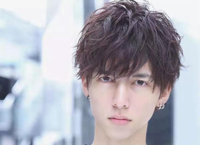 錫紙燙兩邊的頭發(fā)需要剪嗎？廣西正規(guī)美發(fā)學(xué)校告訴你