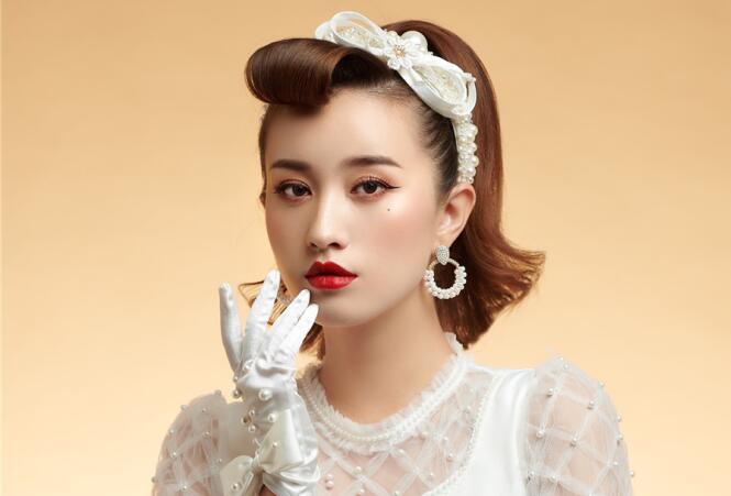 復(fù)古迪斯科妝容造型，廣西化妝學(xué)校這款造型愛了嗎？