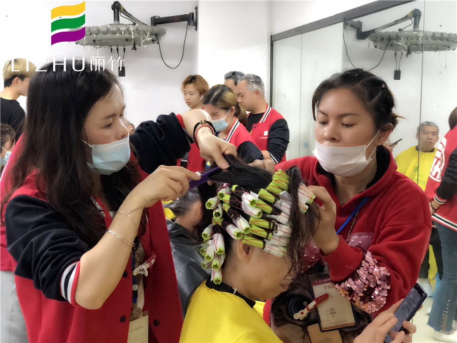 美發(fā)初學(xué)者燙發(fā)上杠基本操作方法，南寧美發(fā)學(xué)校分享