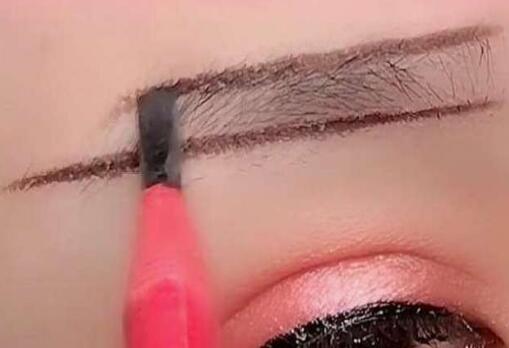 初學(xué)化妝畫好眉毛的教程，來南寧化妝學(xué)校學(xué)習(xí)