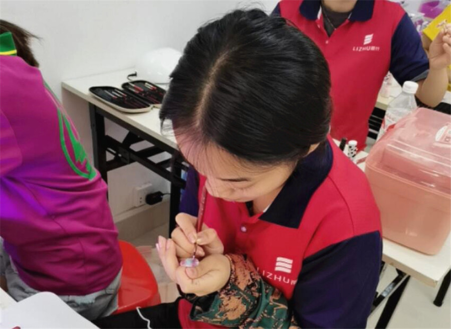 喜歡美甲，是因?yàn)樗娜f(wàn)種風(fēng)情