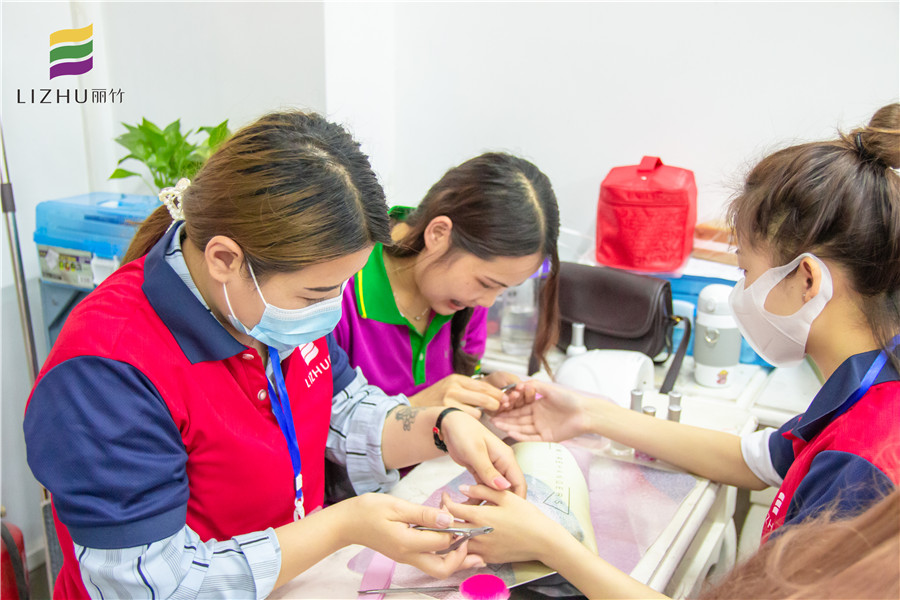 美甲怎么修剪死皮？來南寧美甲培訓(xùn)班看看就知道啦