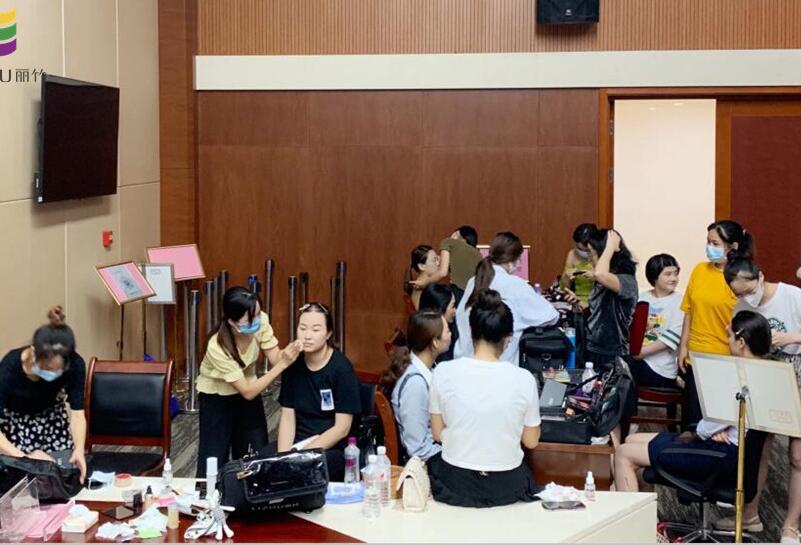 南寧化妝外出實(shí)踐，提升學(xué)員動(dòng)手能力