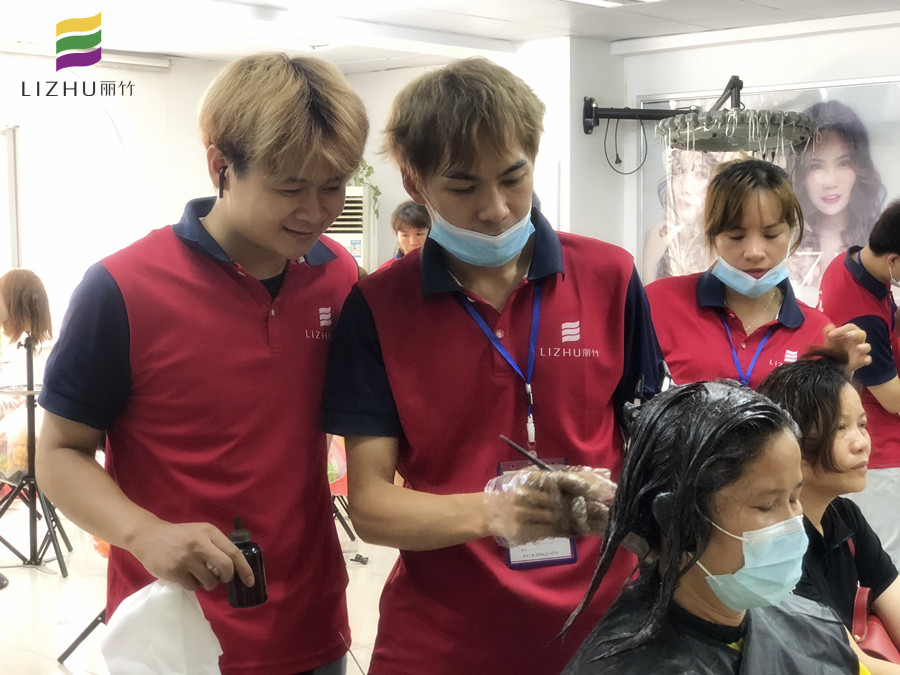 涂抹染膏的技巧，南寧美發(fā)師培訓(xùn)必須課程